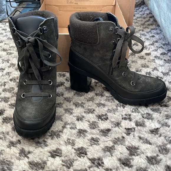 Ugg women’s Redwood booties charcoal grey color with stacked heel - Picture 2 of 7